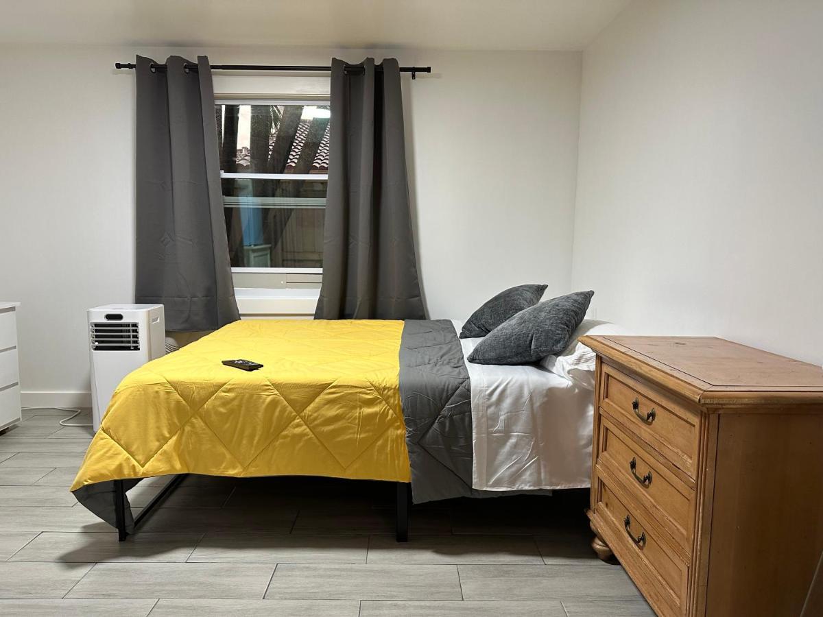 Serene Full Bed With 50 Inch Smart Tv, Netflix, Airplay, Mini-Fridge, And 500 Mbps Wifi Near Fiu, Dolphin Mall, Airport Miami Exterior photo